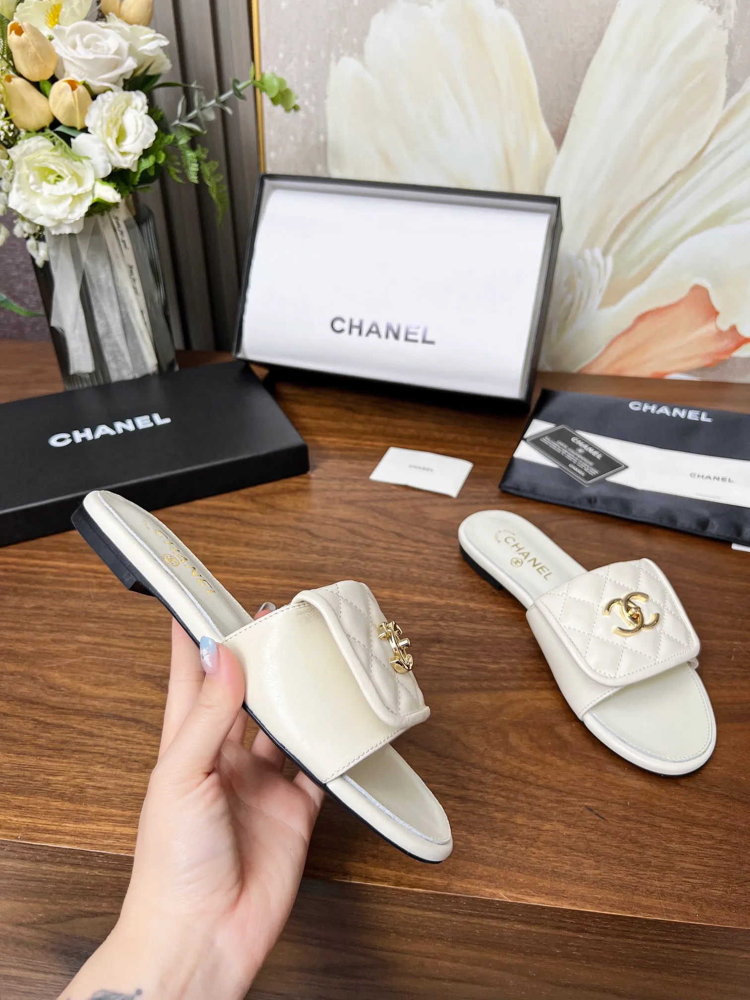 👟👟Ex-factory price 440👟👟Chanel classic slippers✅, very classic made of diamond-patterned cowhide😊 And it also has Chanel's classic gold buckle, heel, comfortable and easy to wear. Fabric: cowhide. Lining: cow lining. Color: black, white. Size: 35-42 (41, 42 can be customized and non-returnable). Outsole: Made of genuine leather outsole. Packaging: with card, cloth bag